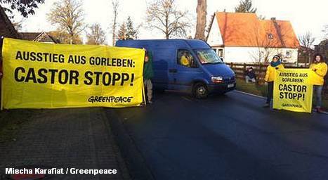 Активисты Гринпис на дороге между Данненбергом и Горлебеном