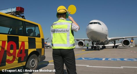 Сотрудник службы летного поля аэропорта Франкфурта-на-Майне выводит на стартовую позицию самолет авиакомпании Lufthansa
