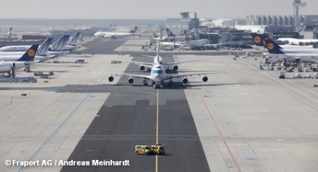 Летное поле крупнейшего международного аэропорта Германии во Франкфурте-на-Майне