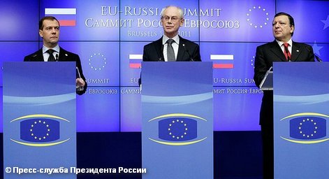 Слева на право: президент России Дмитрий Медведев, председатель Евросовета Херман ван Ромпёй, председатель Еврокомиссии Жозе Мануэл Баррозу