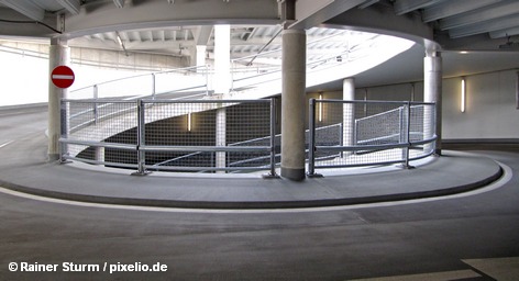 Одна из типичных немецких многоэтажных парковок