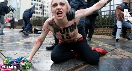 Задержание активисток FEMEN, протестующих в Брюсселе против отмены визового режима между ЕС и Россией