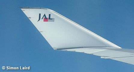 Крыло самолета авиакомпании Japan Airlines