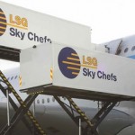 Контейнеры с питанием компании LSG Sky Chefs при погрузке в самолет Airbus A 380