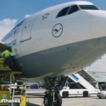 Самолет Airbus A330-300 авиакомпании Lufthansa на погрузке