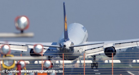 Самолет авиакомпании Lufthansa на посадке