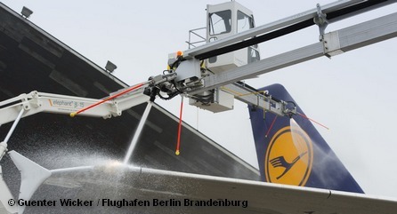 Противообледенительная обработка самолета авиакомпании Lufthansa