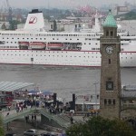 Круизный лайнер MS Deutschland покидает порт Гамбурга