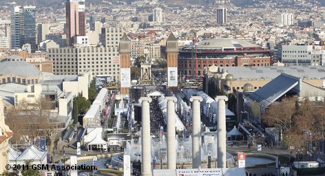Вид на Барселону и ее выставочный центр, где проходит Mobile World Congress, с холма Монжуик