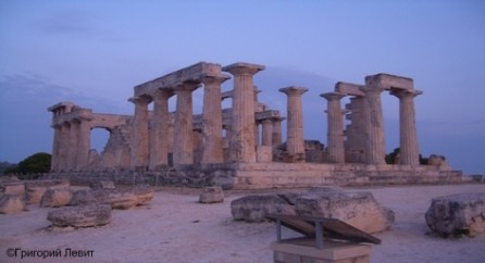 Вид на один из древнегреческих храмов