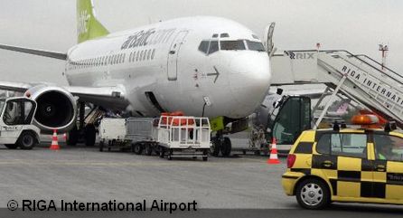 Самолет авиакомпании Air Baltic в аэропорту Риги