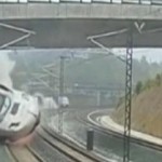 Момент катастрофы скорого поезда Alvia под Сантьяго-де-Компостело, зафиксированной камерой наблюдения.