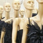 Коллекция черного платья от Валентино на выставке "Valentino Roma" в музее Ara Pacis в Риме
