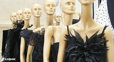Коллекция черного платья от Валентино на выставке "Valentino Roma" в музее Ara Pacis в Риме