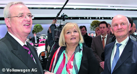 Слева направо: Председатель совета директоров концерна Volkswagen Мартин Винтеркорн, жена председателя наблюдательного совета концерна Volkswagen Урсула Пиех и председатель наблюдательного совета концерна Volkswagen Фердинанд Пиех