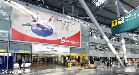 Рекламный плакат авиакомпании Air Berlin, посвященный вступлению в авиационный альянс Oneworld, в аэропорту Дюссельдорфа