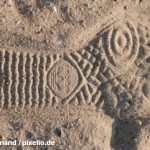 Отпечаток подошвы кроссовка Adidas на песке