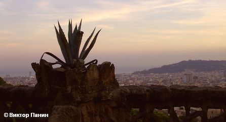 Вид на Барселону с вершины «Лысой горы», где находиться «Парк Гуэля»