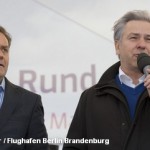 Бургомистр Берлина Клаус Воверайт (справа) и директор берлинских аэропортов Райнер Шварц
