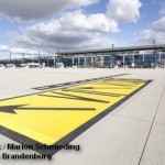 Вид со стороны летного поля на строящийся терминал объединенного аэропорта Берлина и Бранденбурга Вид со стороны летного поля на строящийся терминал объединенного аэропорта Берлина и Бранденбурга