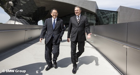 Президент корпорации Toyota Акидо Тойода и председатель правления BMW Норберт Райтофер в Мюнхене