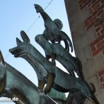 Статуя «Бременских музыкантов» у здания Бременской ратуши