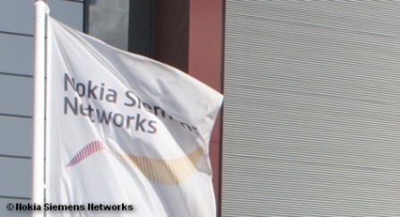 Флаг Nokia Siemens Networks перед штаб-квартирой компании