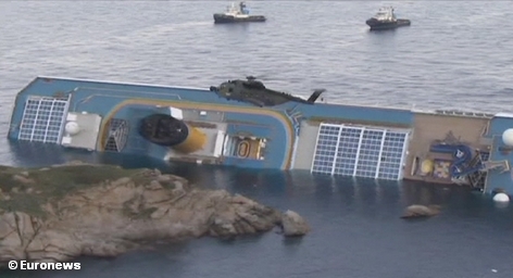 Круизный лайнер Costa Concordia, потерпевший кораблекрушение у берегов итальянского острова Джильо