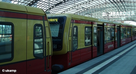 Поезд линий берлинской городской электрички S-Bahn на главном вокзале немецкой столицы