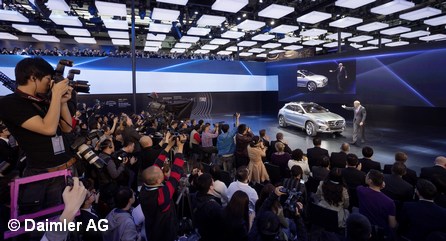 Председателя совета директоров Daimler Дитер Цетше представляет на автошоу в Шанхае кроссовер Mercedes-Benz GLA