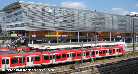 Остановка городской электрички в Мюнхене поблизости от автобусного вокзала этого города