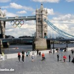 Тауэрский мост в центре Лондона с олимпийской символикой