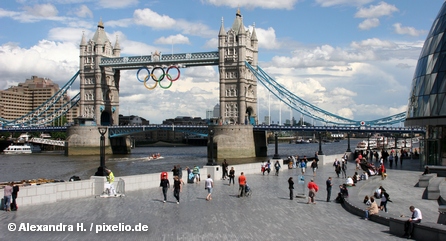 Тауэрский мост в центре Лондона с олимпийской символикой
