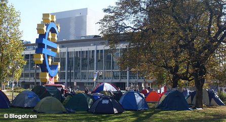 Палаточный лагерь активистов движения «Оккупируй Франкфурт» перед зданием Европейского центрального банка во Франкфурте-на-Майне.