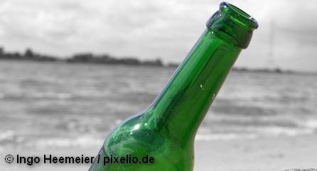 Бутылка на пляже
