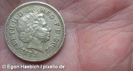 Один фунт стерлингов с изображением королевы Елизаветы II