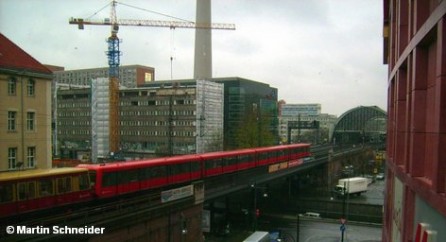 Поезд 485 серии берлинской городской электрички S-Bahn, из-за ярко-красного цвета вагонов получившей прозвище «Банка кока-колы», тащит состав нового поколения к берлинскому вокзалу Александерплатц