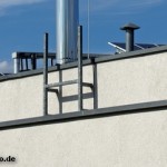 Солнечные батареи на крыше одного из промышленных предприятий