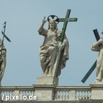 Скульптуры Иисуса и апостолов на крыше собора Святого Петра