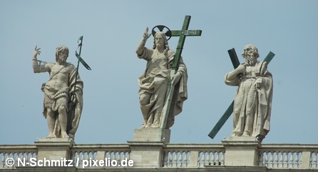 Скульптуры Иисуса и апостолов на крыше собора Святого Петра