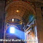 Луч света в Соборе Святого Петра в Ватикане