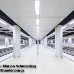 Пустой подземный вокзал концерна Концерн немецких железных дорог Deutsche Bahn в новом объединенном международном аэропорту Берлина и Бранденбурга