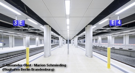 Пустой подземный вокзал концерна Концерн немецких железных дорог Deutsche Bahn в новом объединенном международном аэропорту Берлина и Бранденбурга