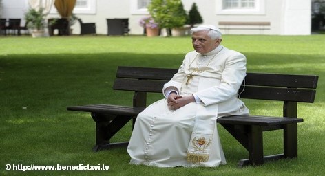 Папа Римский Бенедикт XVI на прогулке