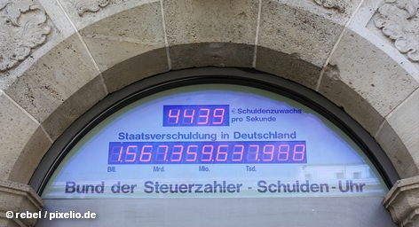 Счетчик государственных долгов Германии, установленный в Берлине на фасаде офиса Ассоциации немецких налогоплательщиков