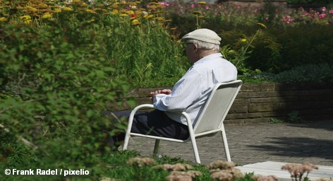 Пенсионер в саду
