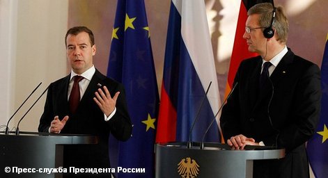 Президент России Дмитрий Медведев (слева) и президент Германии Кристиан Вульф (справа) на пресс-конференции