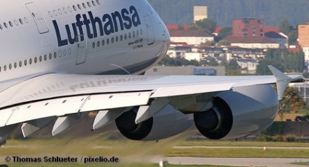 Airbus a380 авиакомпании Lufthansa на взлете в аэропорту Штутгарта
