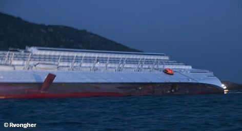 Круизный лайнер Costa Concordia, затонувший в ночь на 14 января у берегов итальянского острова Джильо