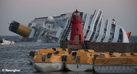 Затонувшая у берега Италии Costa Concordia (На переднем плане шлюпки Costa Concordia , на которых эвакуировали часть пассажиров)